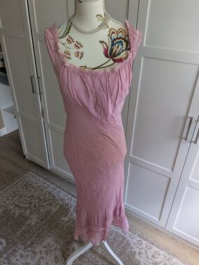 Elegant Pink Midi Dress with Ruffled Hem